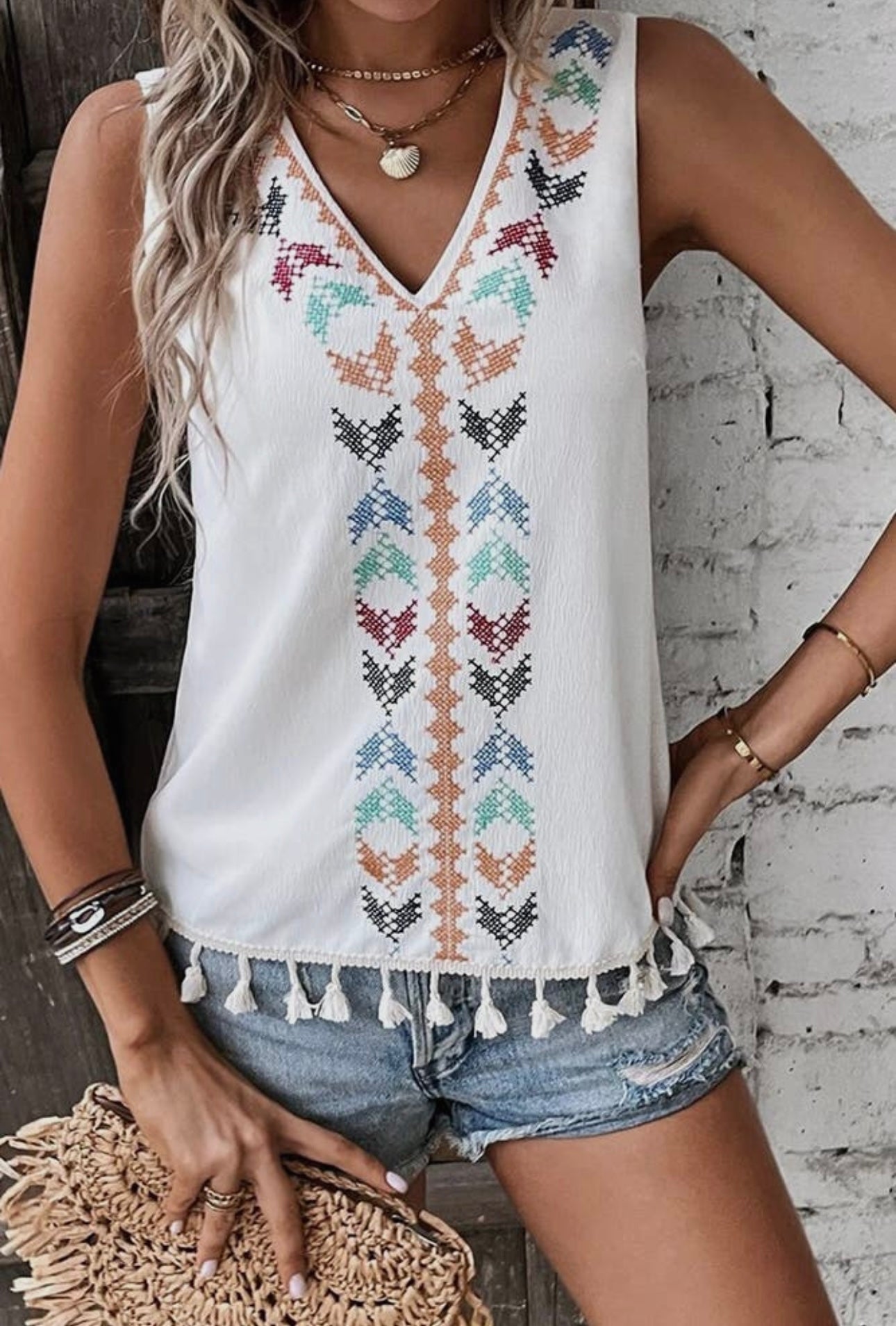 Embroidered White Sleeveless V-Neck Tank - Unishe