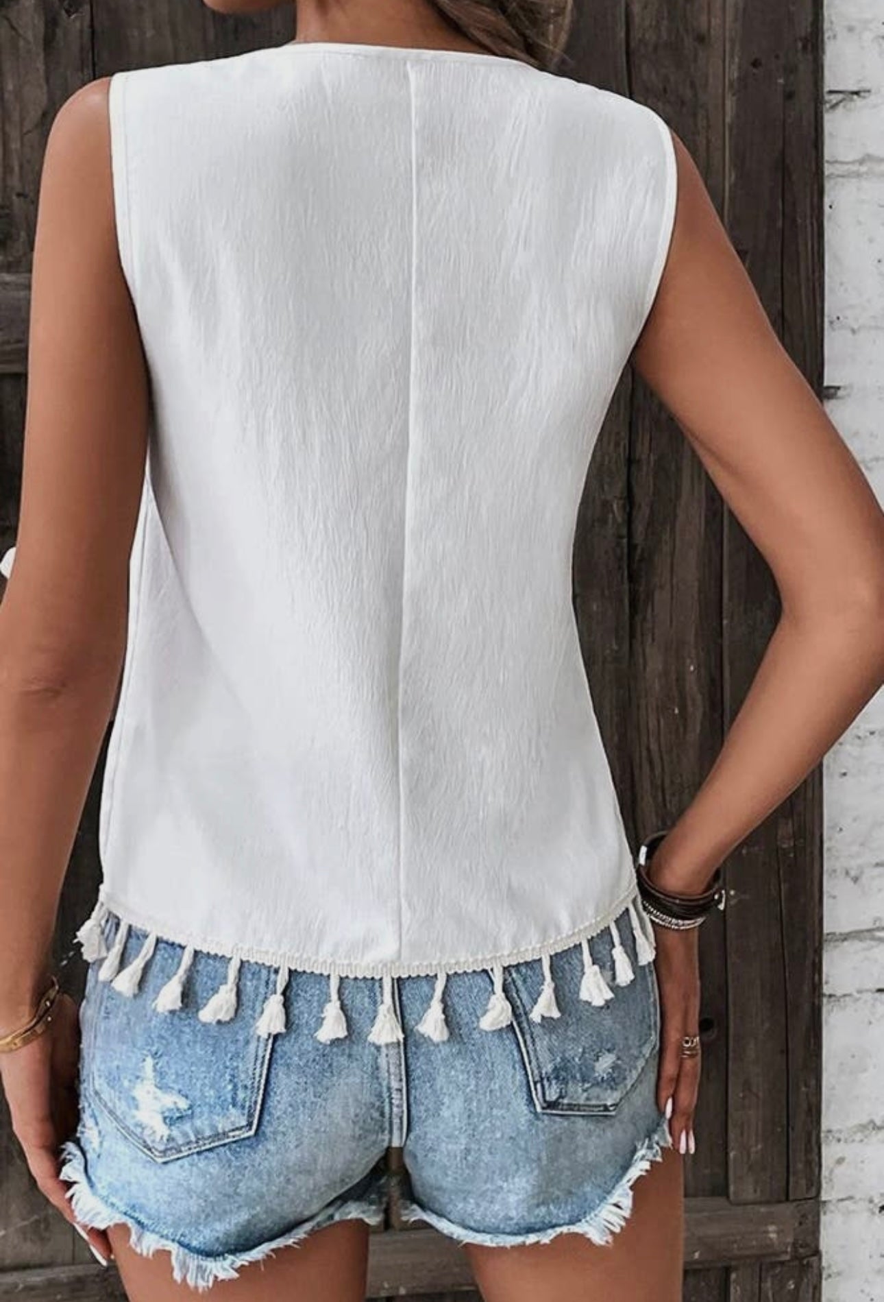 Embroidered White Sleeveless V-Neck Tank - Unishe